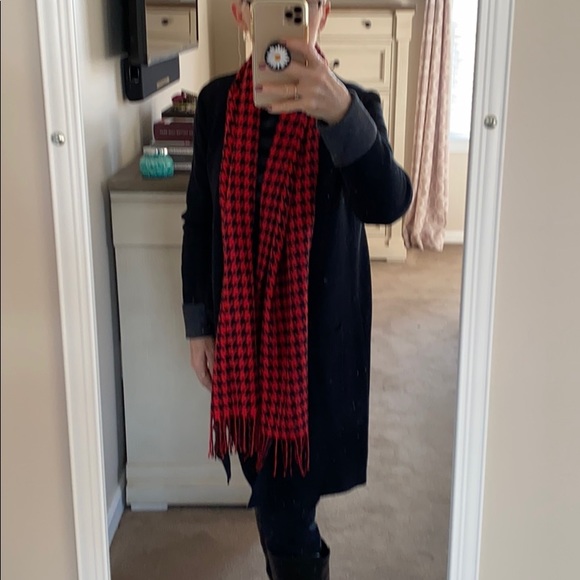 Black and red houndstooth patterned fringed scarf - Picture 3 of 6